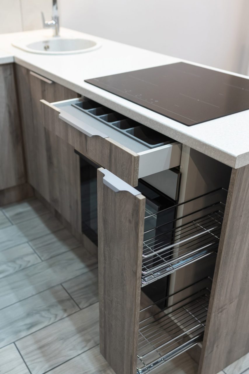 Meuble de cuisine équipé d’un système de rangement coulissant avec des provisions organisées.
